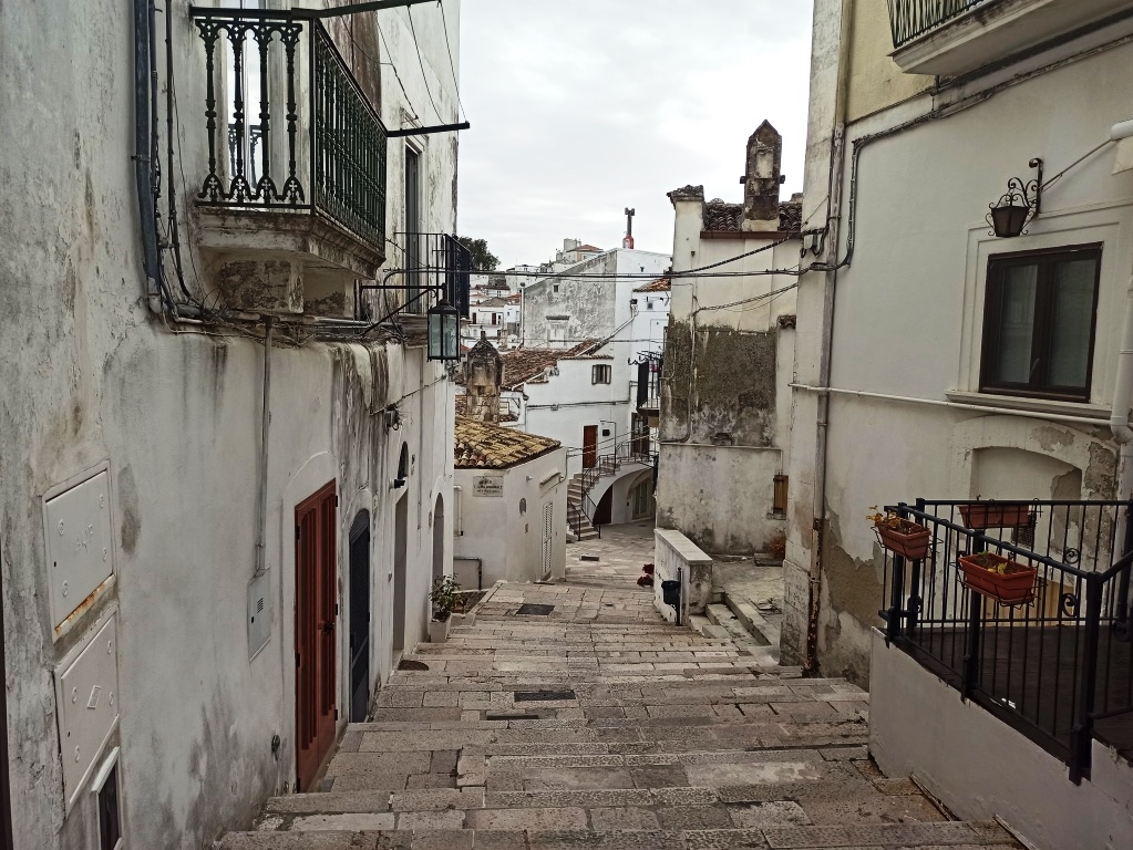 Monte Sant'Angelo, il borgo tutto bianco che domina il Gargano