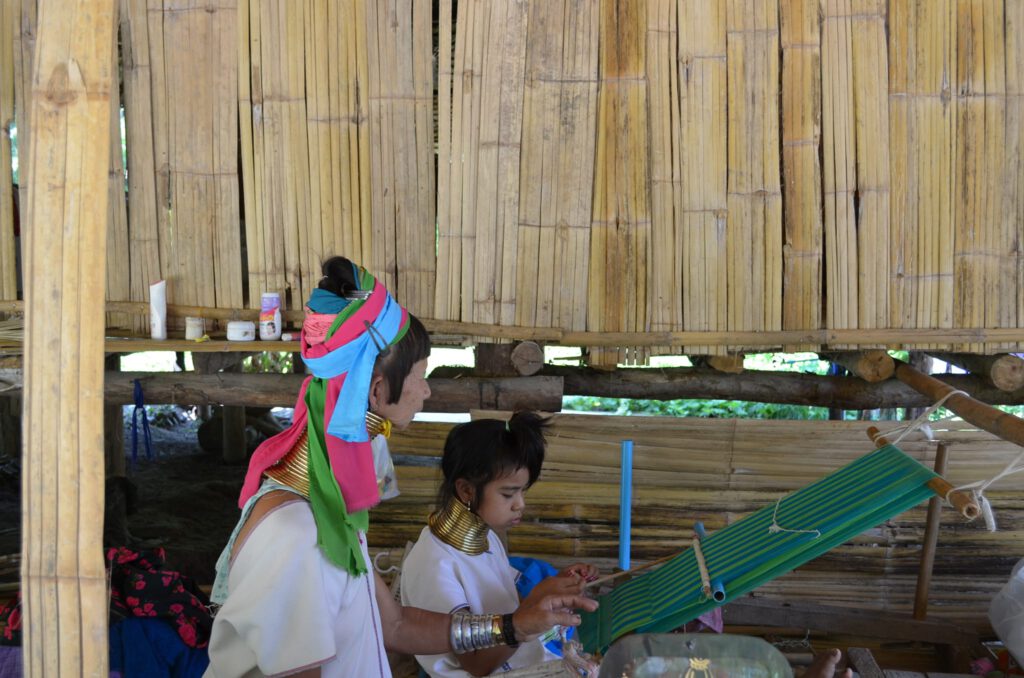 La cruda realtà delle donne giraffa in Thailandia