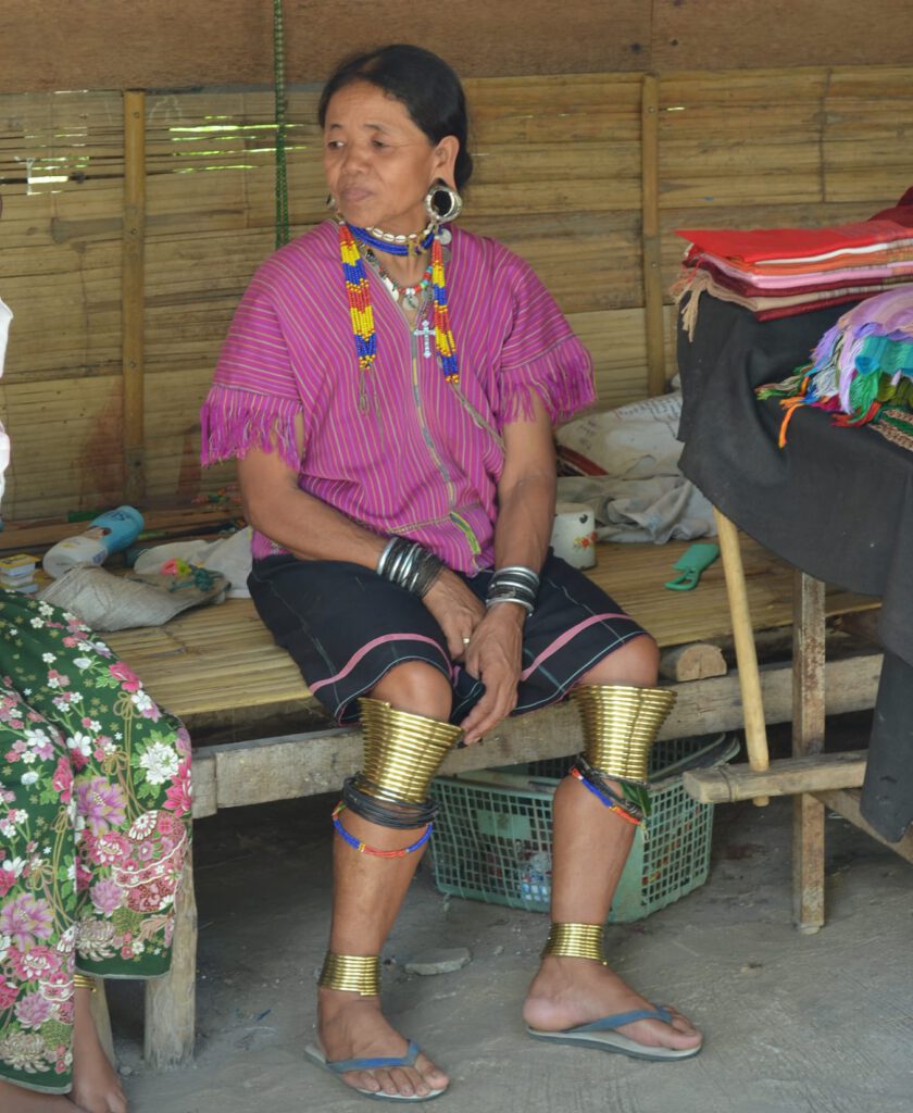 La cruda realtà delle donne giraffa in Thailandia