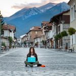 Viaggiare e lavorare: cosa è davvero il nomadismo digitale?