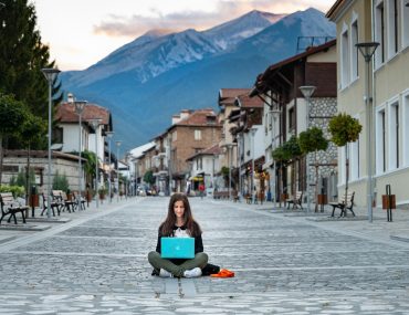 Viaggiare e lavorare: cosa è davvero il nomadismo digitale?
