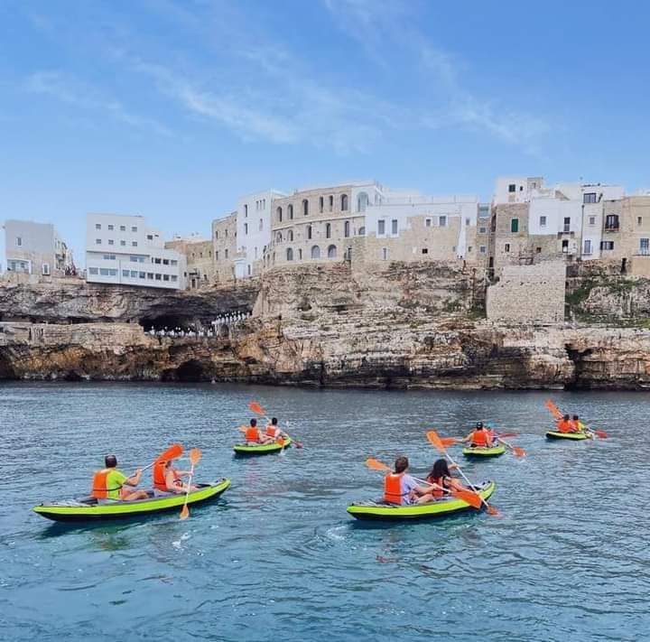 Escursione in canoa a Polignano a Mare
